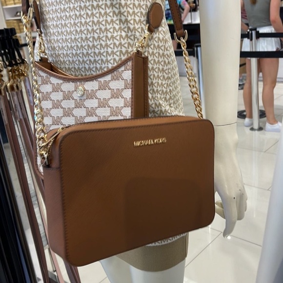 MICHAEL KORS
Jet Set Large Saffiano Leather Crossbody Bag Luggage color NWT - Picture 12 of 16